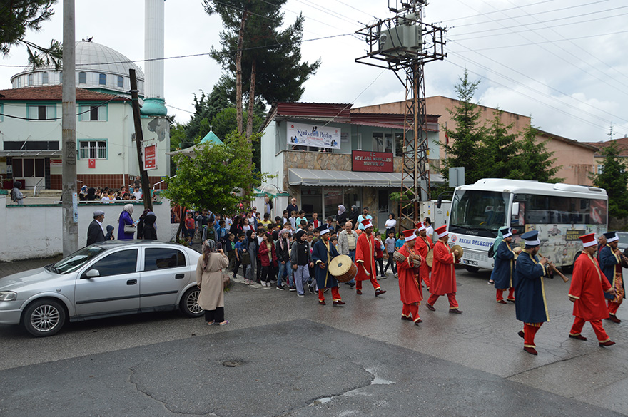 bafrali-imam-mehter-ile-cocuklari-camiye-doldurdu-20.jpg