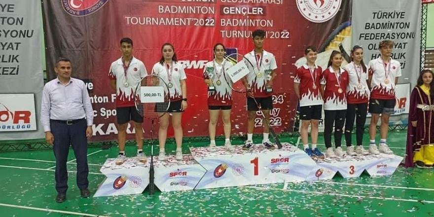 bafrali-kader-cotur-badminton-sampiyonu-oldu-2.jpg