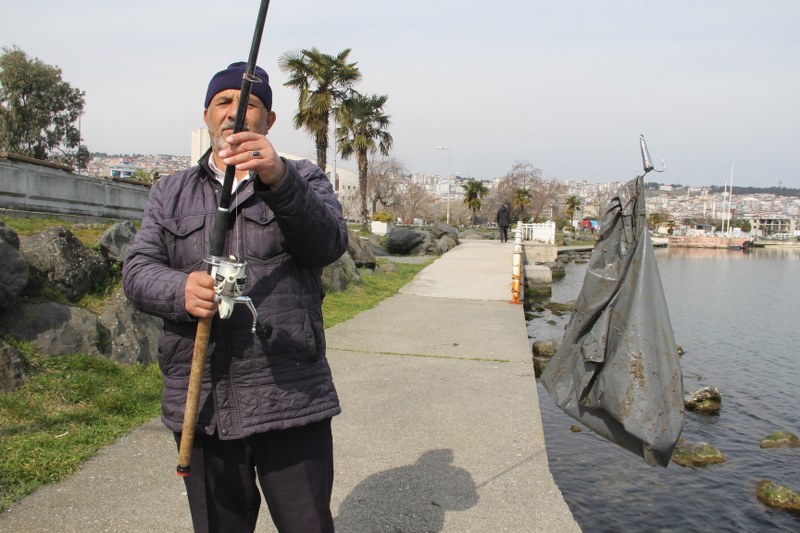 balik-beklerken-oltaya-cop-takiliyor.jpg