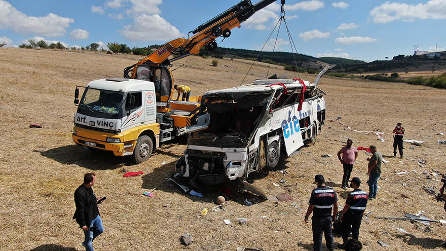 balikesirde-yolcu-otobusu-takla-atti-14-olu-18-yarali-1-3.jpg