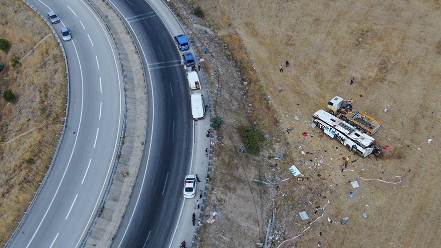 balikesirde-yolcu-otobusu-takla-atti-14-olu-18-yarali-1-4.jpg