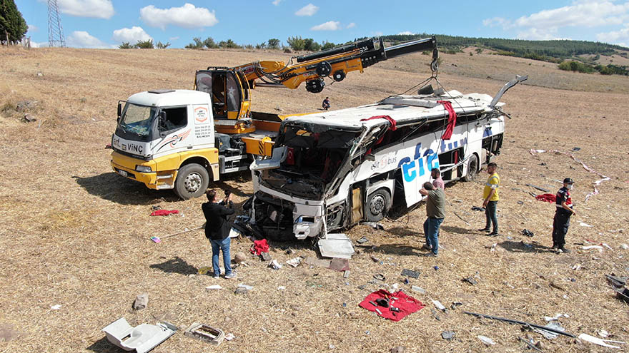 balikesirde-yolcu-otobusu-takla-atti-14-olu-18-yarali-1-6.jpg