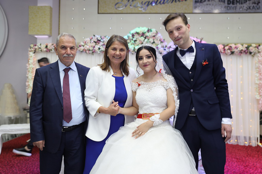 baskan-demirtastan-genc-cifte-surpriz-nikah-4.jpg