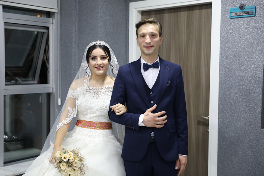 baskan-demirtastan-genc-cifte-surpriz-nikah-8.jpg