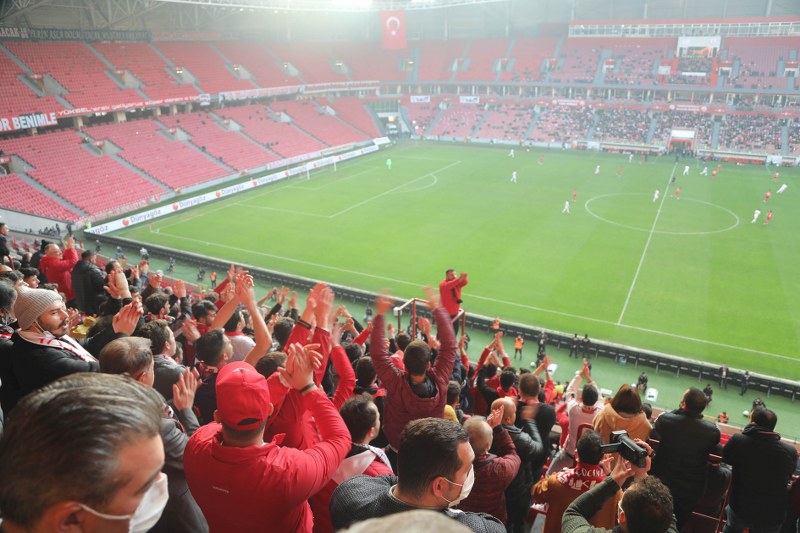 baskan-deveciden-samsunspora-tribunden-destek-004.jpg