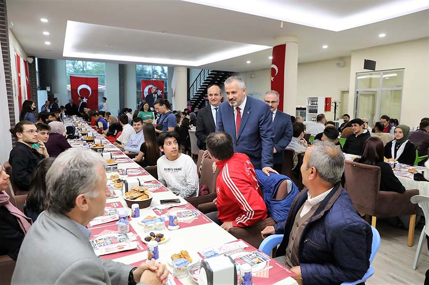 baskan-kilic-iftarda-ogrencilerle-bulustu-001.jpeg