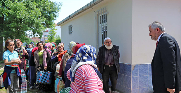 baskan-kilic-kavakpinar-muhtarliginda-iftar-yemegi-dagitti-5.jpg