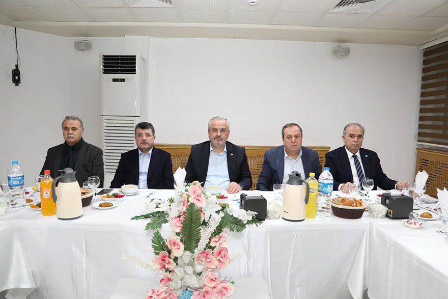baskan-kilic-meclis-uyeleri-ve-siyasi-parti-temsilcileriyle-bafra-ogretmenevinde-iftarda-bulustu-002.jpg