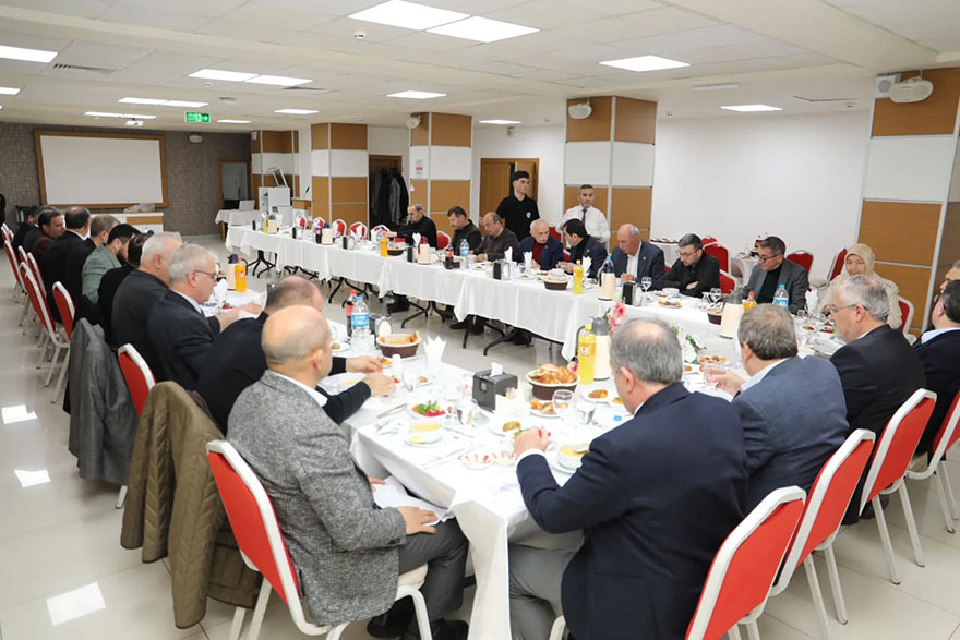 baskan-kilic-meclis-uyeleri-ve-siyasi-parti-temsilcileriyle-bafra-ogretmenevinde-iftarda-bulustu-004.jpg