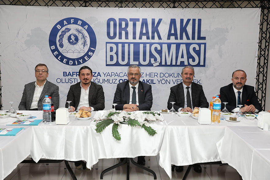 baskan-kilic-ortak-akil-bulusmalarinda-eczacilarla-bir-araya-geldi.jpg