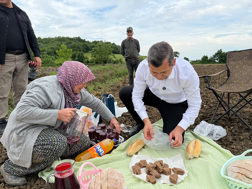 baskan-ozdemirden-tutun-dikimi-yapan-ciftcilere-helva-ekmek-surprizi-5.jpg