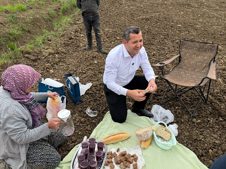 baskan-ozdemirden-tutun-dikimi-yapan-ciftcilere-helva-ekmek-surprizi-6.jpg