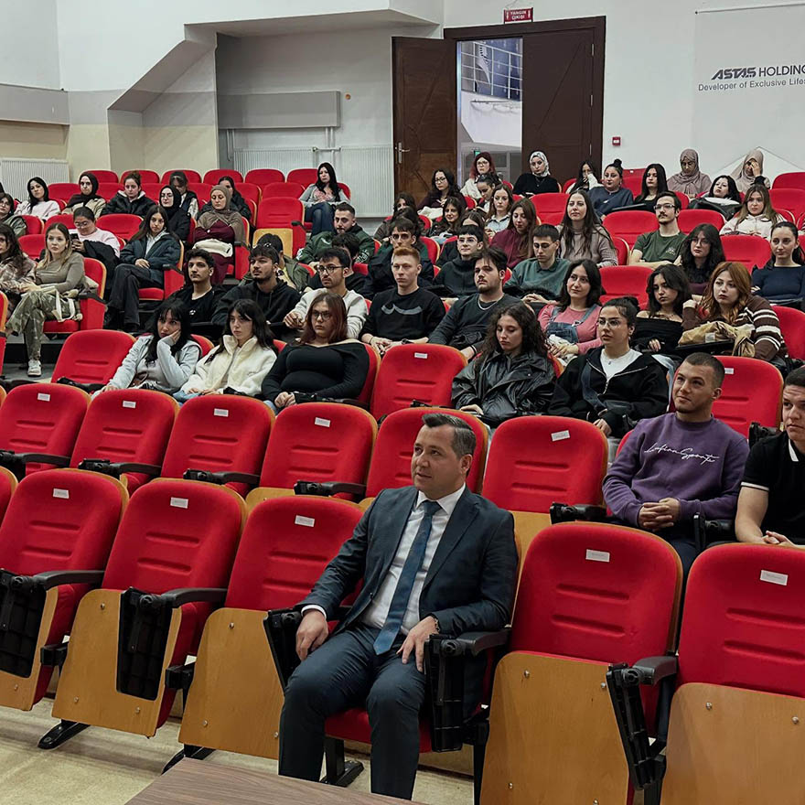baskan-ramazan-ozdemir-omu-bafra-turizm-myoda-ogrencilerle-bulustu.jpg