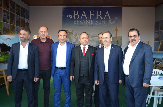 baskan-sahin-bafra-icin-elleri-ile-nokul-dagitti.jpeg