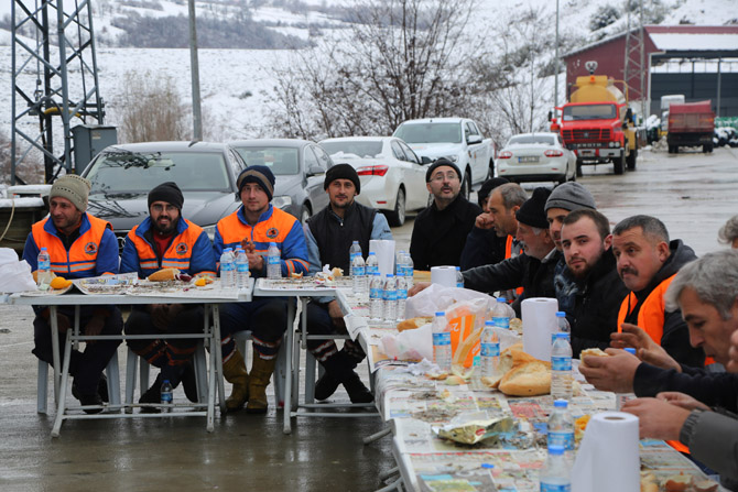 baskan-tasci-elleri-ile-iscilere-izgara-yapti-www.bafra55.net.JPG