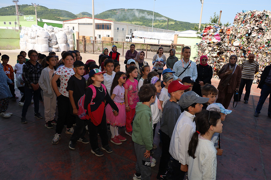 bekiroglu-geri-donusum-ogrencilere-sifir-atik-bilincini-asiladi-3.jpg