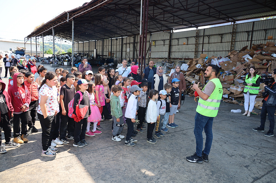 bekiroglu-geri-donusum-ogrencilere-sifir-atik-bilincini-asiladi-7.jpg