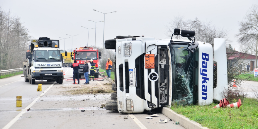 benzin-yuklu-tanker-devrildi-karayolu-6-saat-trafige-kapatildi.png