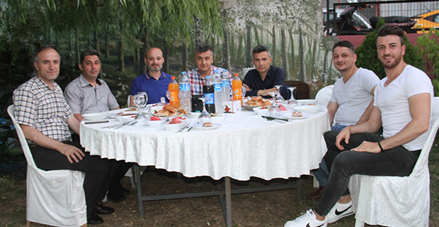 berberler-ve-kuaforler-odasi-iftar-yemeginde-bulustu-2.jpg