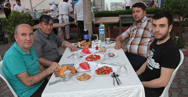 berberler-ve-kuaforler-odasi-iftar-yemeginde-bulustu-6.jpg