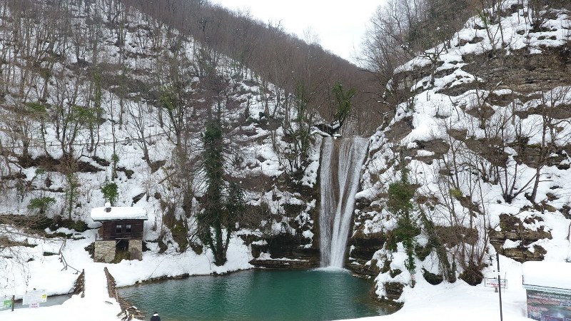 beyaz-gelinligi-giyen-tatlica-selaleleri-ziyaretcilerine-gorsel-solen-sunuyor.jpg