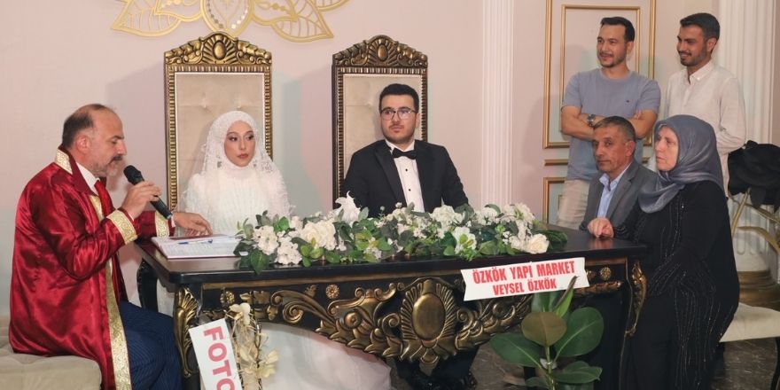 beyzanur-ve-alperen-sahin-ruya-gibi-bir-dugunle-hayatlarini-birlestirdi-002.jpg
