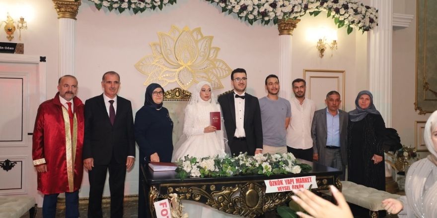 beyzanur-ve-alperen-sahin-ruya-gibi-bir-dugunle-hayatlarini-birlestirdi-003.jpg