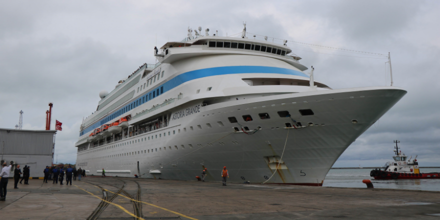 bin-280-rus-turist-ve-personeli-tasiyan-kruvaziyer-samsunda-cicek-ve-kirmizi-hali-ile-karsilandi-001.png