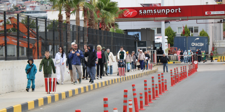 bin-280-rus-turist-ve-personeli-tasiyan-kruvaziyer-samsunda-cicek-ve-kirmizi-hali-ile-karsilandi-002.png