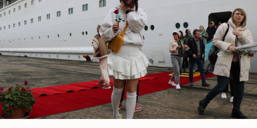 bin-280-rus-turist-ve-personeli-tasiyan-kruvaziyer-samsunda-cicek-ve-kirmizi-hali-ile-karsilandi-006.png