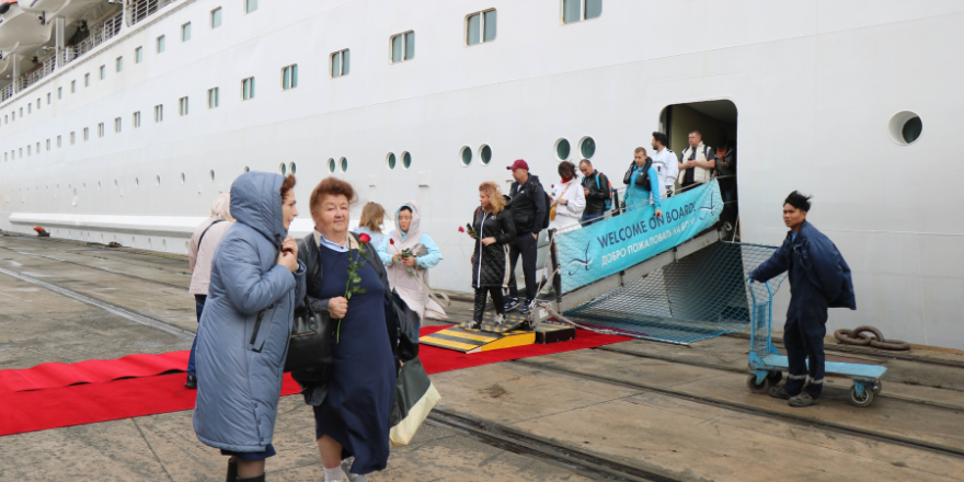 bin-280-rus-turist-ve-personeli-tasiyan-kruvaziyer-samsunda-cicek-ve-kirmizi-hali-ile-karsilandi.png