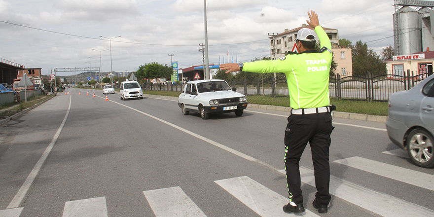 bolge-trafik-ekiplerinden-bafra-girisinde-uygulama-2.jpg