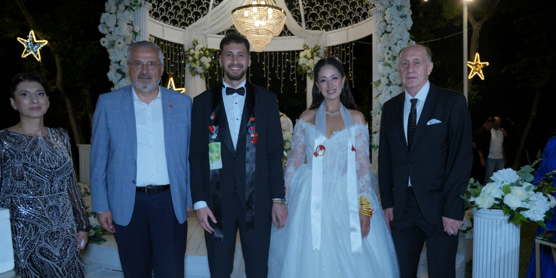 busra-ile-mert-muhtesem-dugunle-hayatlarini-birlestirdi-2.jpg