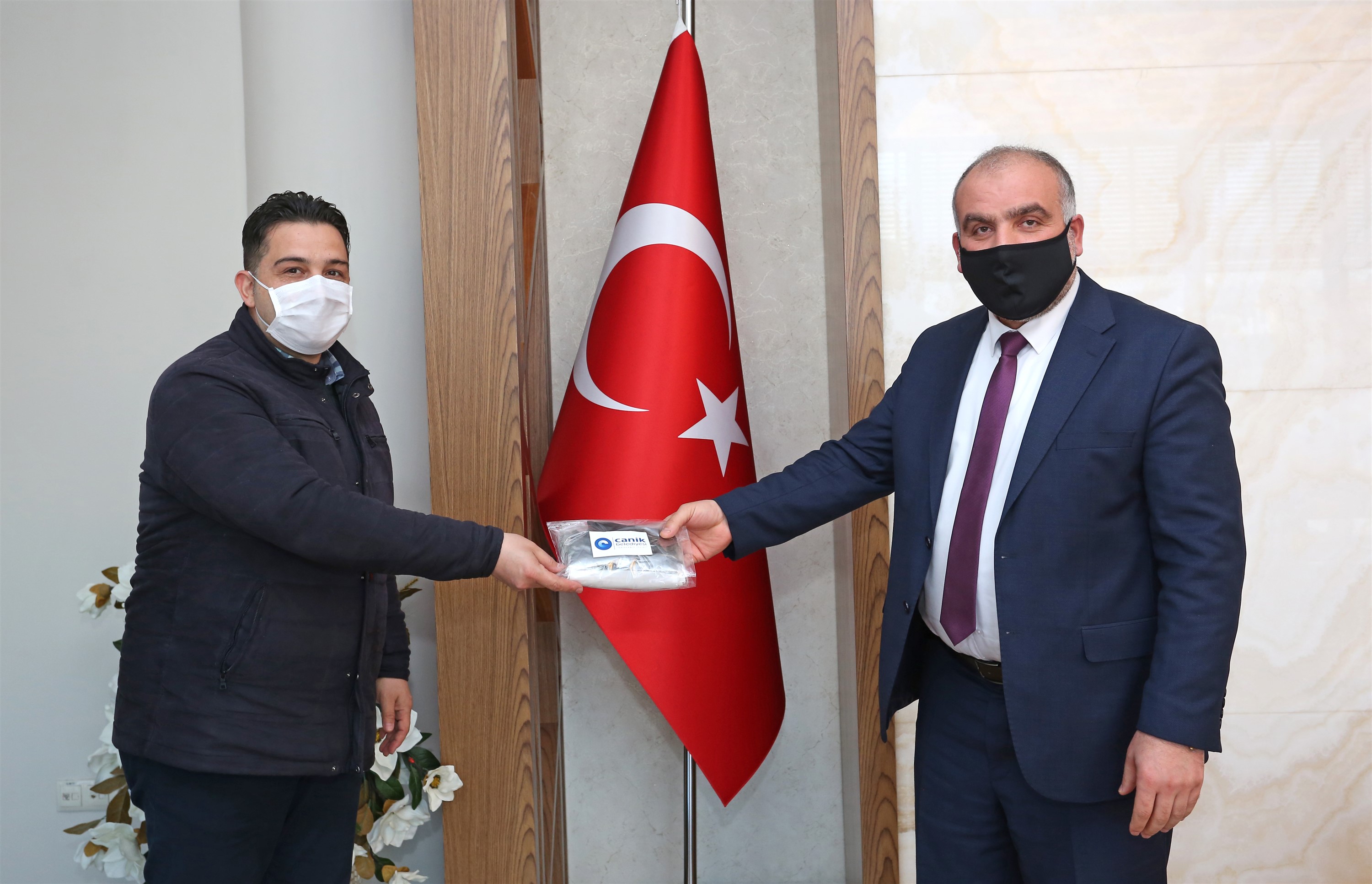 Sandıkçı'dan Mahalle Muhtarlarına Maske