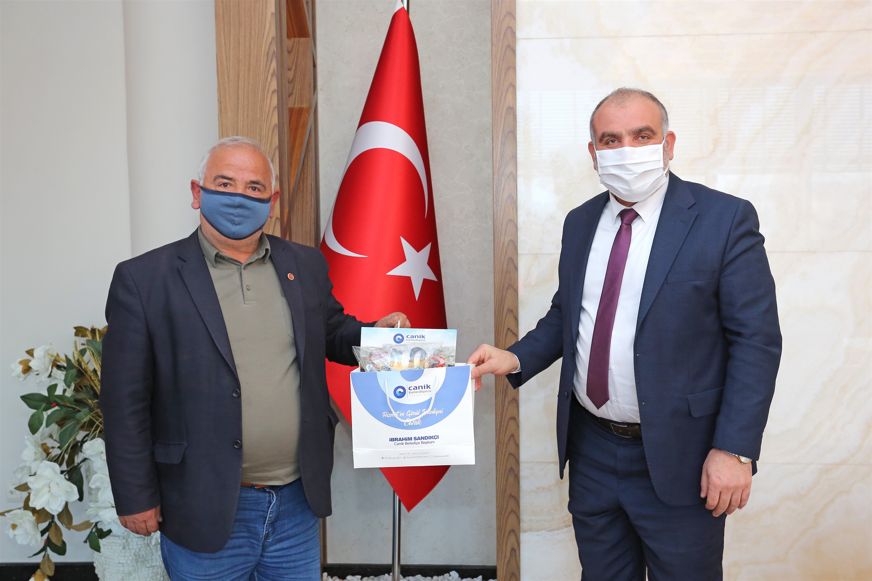 Sandıkçı'dan Mahalle Muhtarlarına Maske