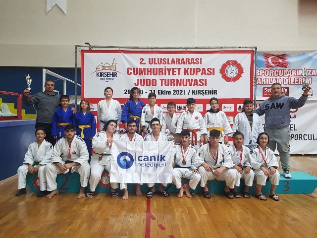 canikli-judocular-madalyalarla-dondu-001.jpg