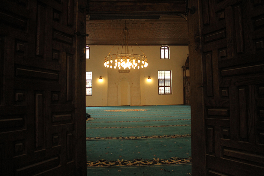 Bafra çarşı camisinde giriş kapıları aslına uygun yapıldı