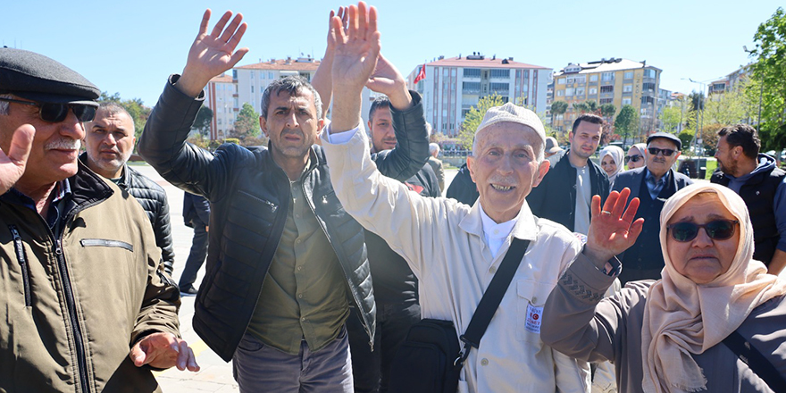 celal-senol-sevenlerinin-dualariyla-hac-yolculuguna-cikti-3.jpg