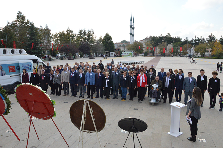 chp-bafra-teskilati-ataturk-anitina-celenk-koydu-003.JPG