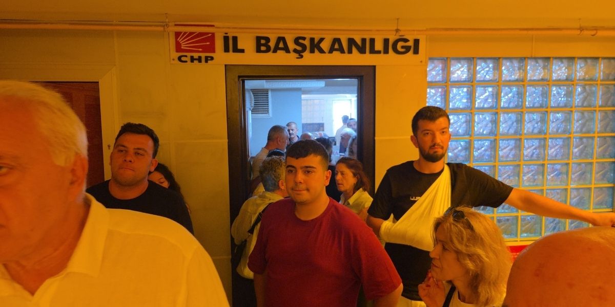 chp-samsunda-devir-krizi-ozdag-yonetimi-binayi-bosaltti-003.jpg