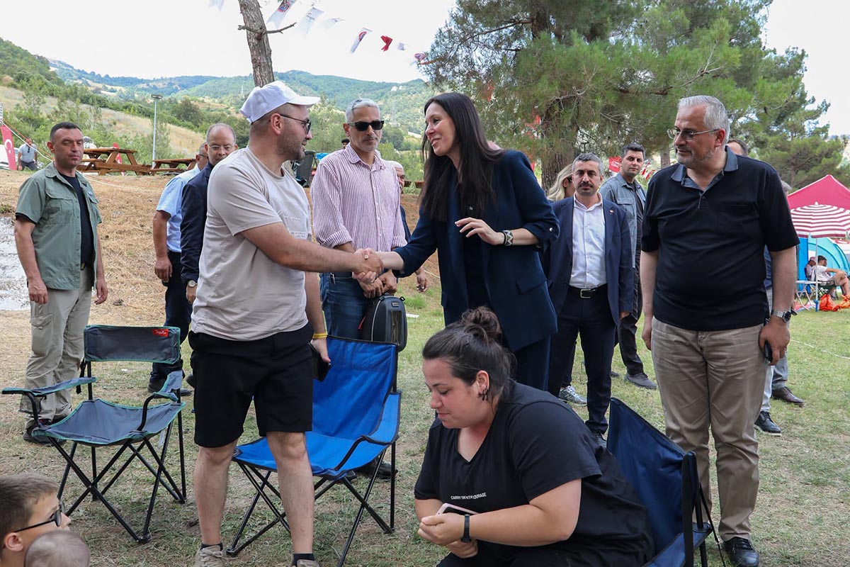 cigdem-karaaslan-kapikayafestte-vatandaslarla-bulustu3.jpg