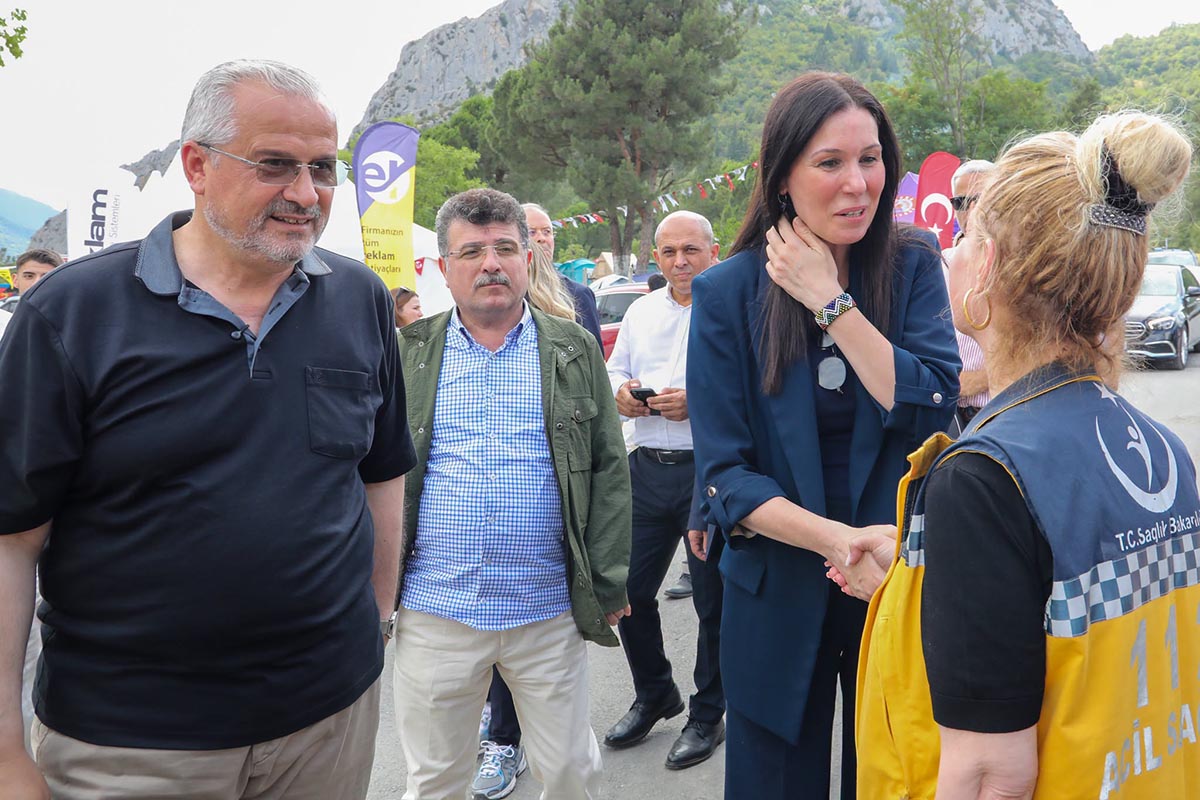 cigdem-karaaslan-kapikayafestte-vatandaslarla-bulustu5.jpg