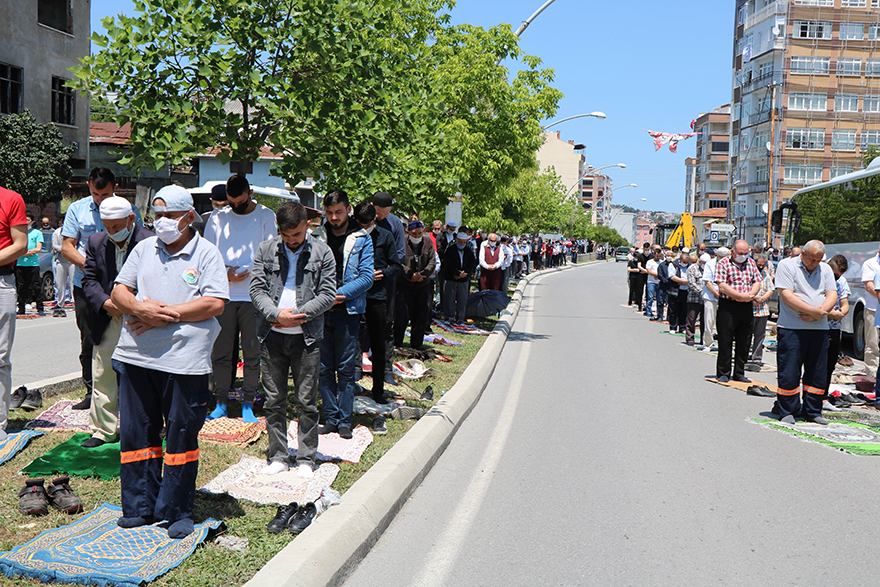 cuma-namazinda-sokaklar-doldu-tasti-3.jpg