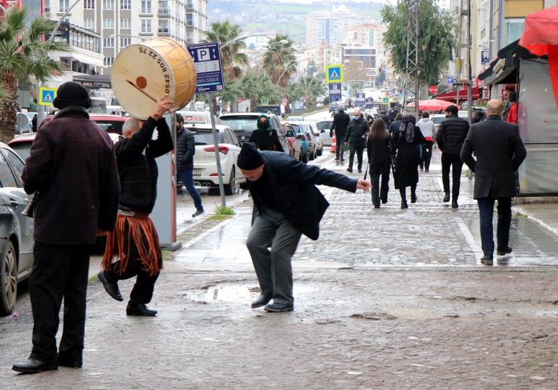 davul-zurna-tutup-gobek-atarak-dolarin-dusmesini-kutladi-001.jpg