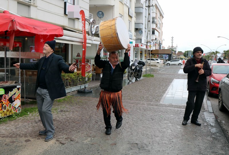 davul-zurna-tutup-gobek-atarak-dolarin-dusmesini-kutladi-003.jpg