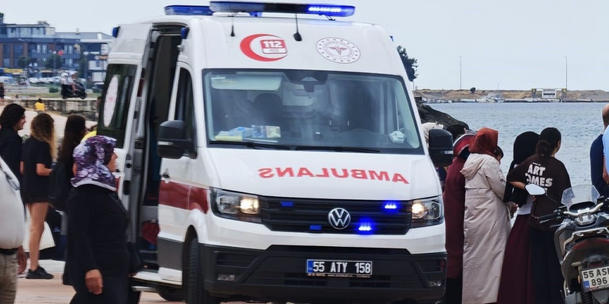 denizde-mahsur-kalan-yuzucu-kurtarildi-001.jpg
