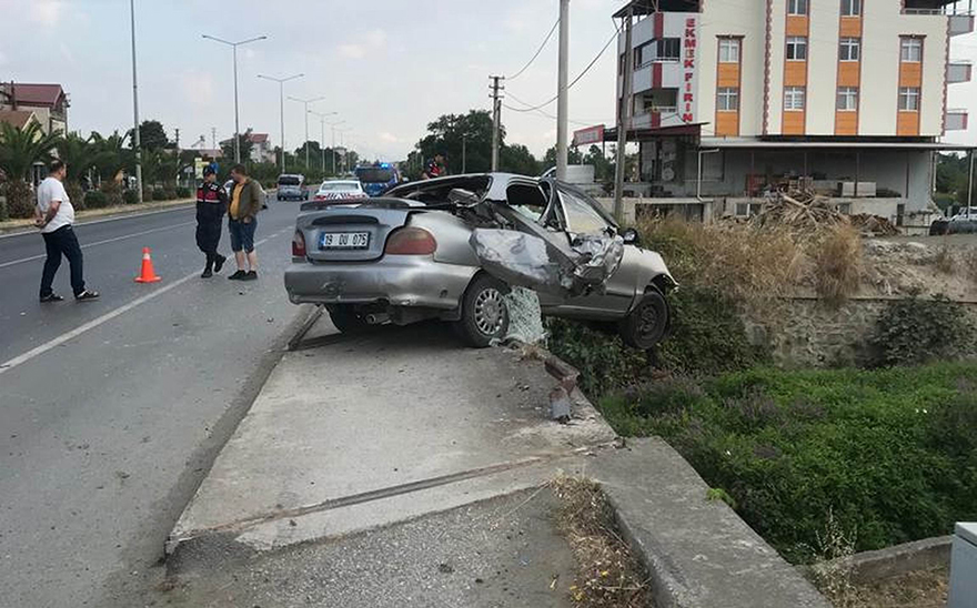 derekoyde-koprunun-korkuluklari-otomobile-ok-gibi-saplandi-1-yarali-3.jpg