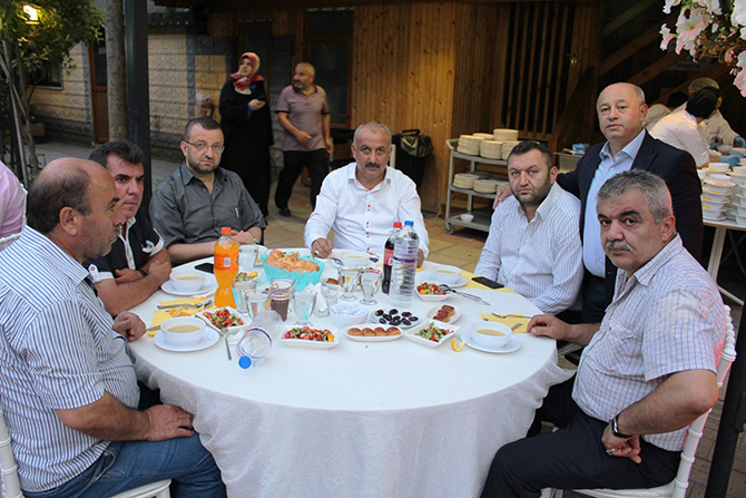 derler-koyu-istanbulda-iftarda-bir-araya-geldi-1.jpg