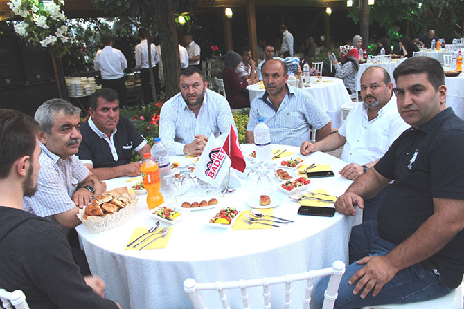 derler-koyu-istanbulda-iftarda-bir-araya-geldi-10.jpg