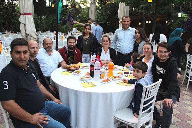 derler-koyu-istanbulda-iftarda-bir-araya-geldi-12.jpg